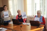 Grupa seniorów z gminy Postomino szkoli się z obsługi komputerów