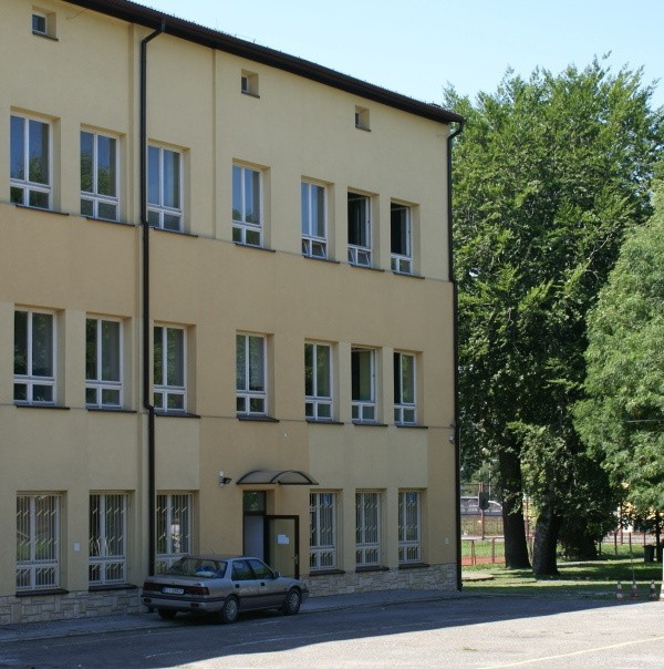 Stary plac przed wielicką SP nr 2 zmieni się w nowoczesne boisko