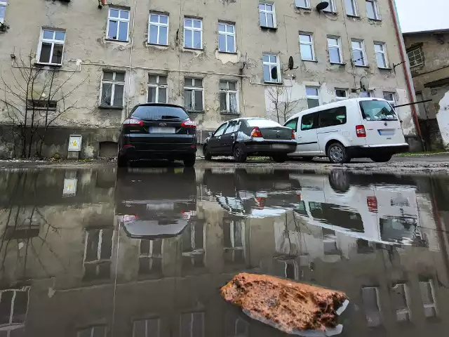 Po intensywnych opadach podwórko przy ulicy Bałtyckiej i Poniatowskiego jest zalewane. Mieszkańcy od lat domagają się jego remontu.