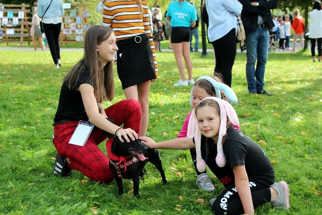 W czasie festynu także najmłodsi uczestnicy wykazywali wielką sympatię dla Psiak&oacute;w Szydłowiak&oacute;w.