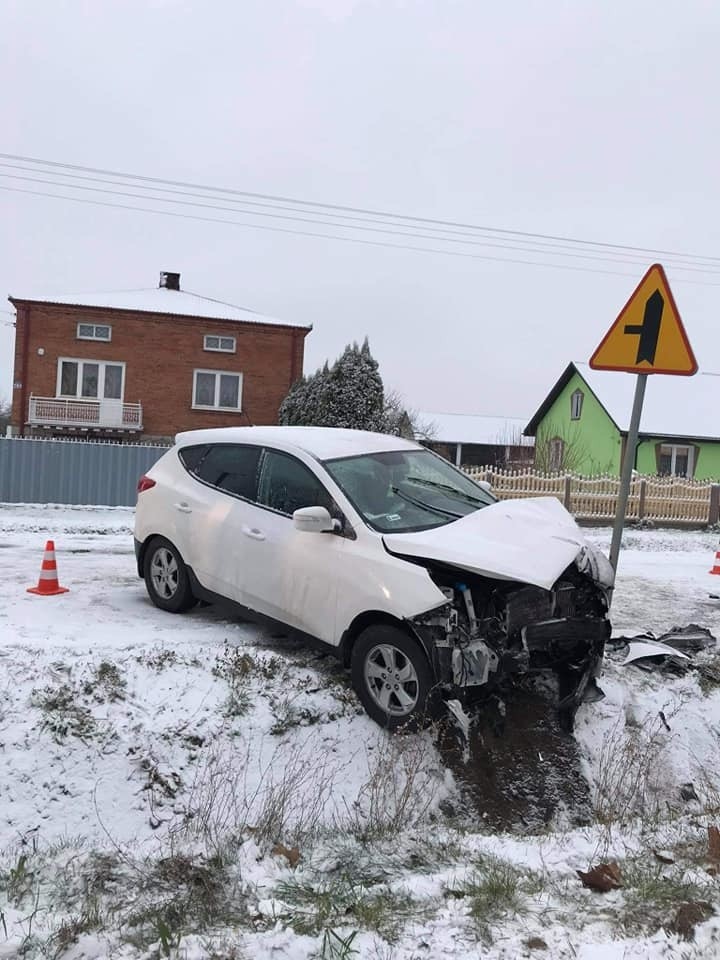 Pod Wierzbicą zderzyły się fiat i hyundai, do szpitala...