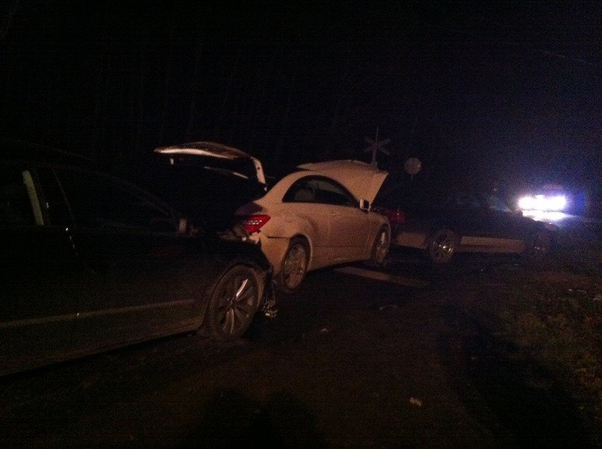 Wypadek na drodze Wrocław - Jelcz-Laskowice. Przed niestrzeżonym przejazdem zderzyły się 3 auta FOTO