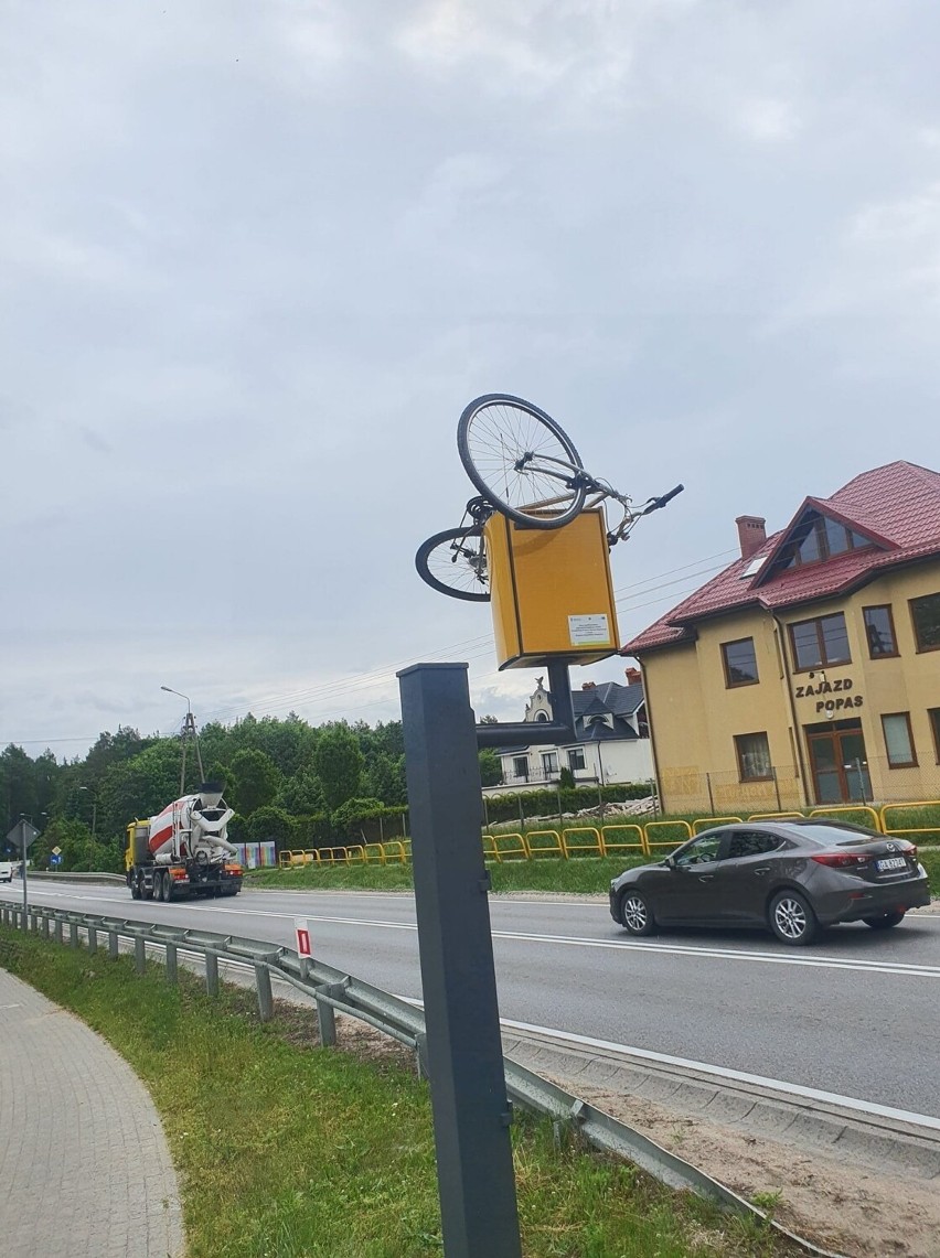 Tuchom. Niecodzienny poniedziałek (13.06.2022) strażaków i policjantów. Na fotoradarze wylądował rower. Jak? | ZDJĘCIA