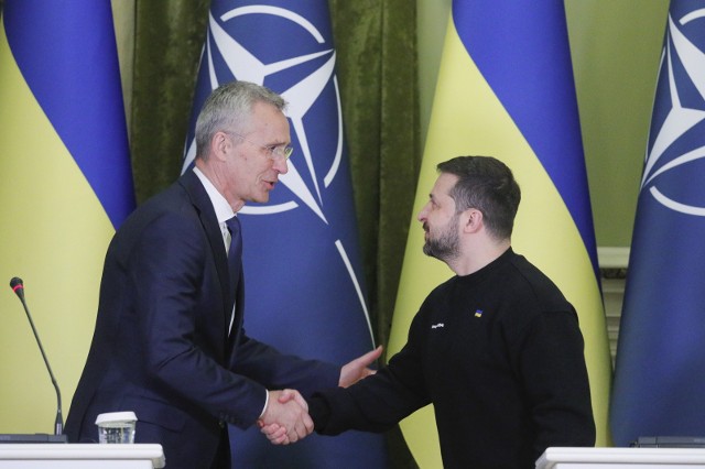 Prezydent Ukrainy Wołodymyr Zełenski i sekretarz generalny NATO Jens Stoltenberg podczas wspólnej konferencji prasowej po spotkaniu w Kijowie