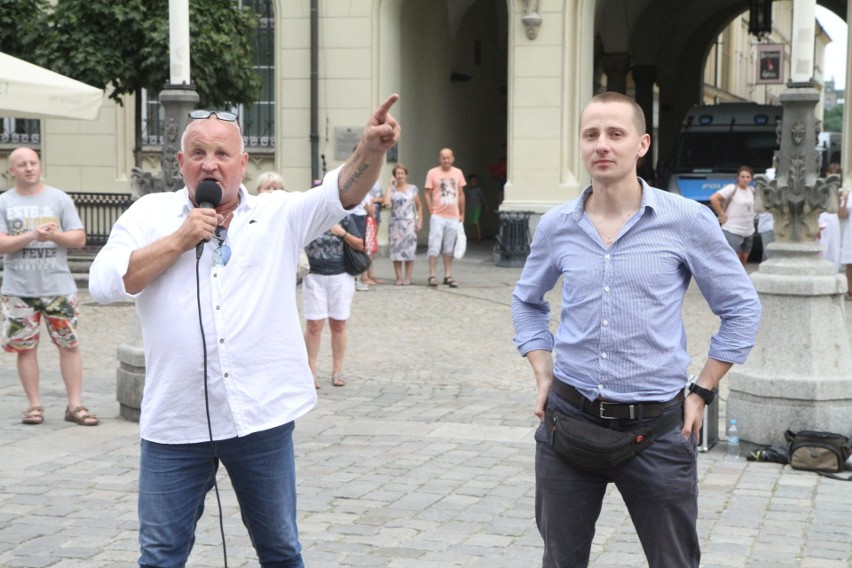 Przepychanki w Rynku. Promocja książki Międlara i kontrmanifestacja Lempart. Do tego atak z pistoletem na wodę [ZDJĘCIA]