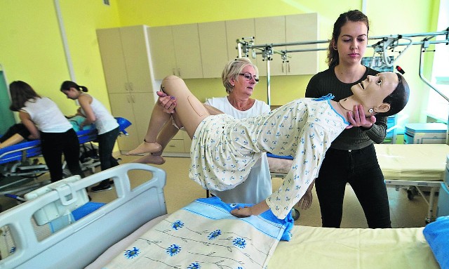 W Centrum szkolą się już  przyszłe pielęgniarki - dziewczęta, które właśnie rozpoczęły studia w Państwowej Wyższej Szkole Zawodowej w Koszalinie na I roku pielęgniarstwa 