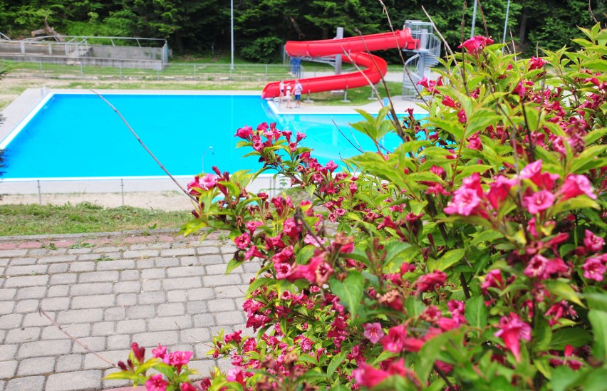 Nowy basen w Iwoniczu-Zdroju jest już gotowy. Wkrótce otwarcie. Znamy ceny [ZDJĘCIA]