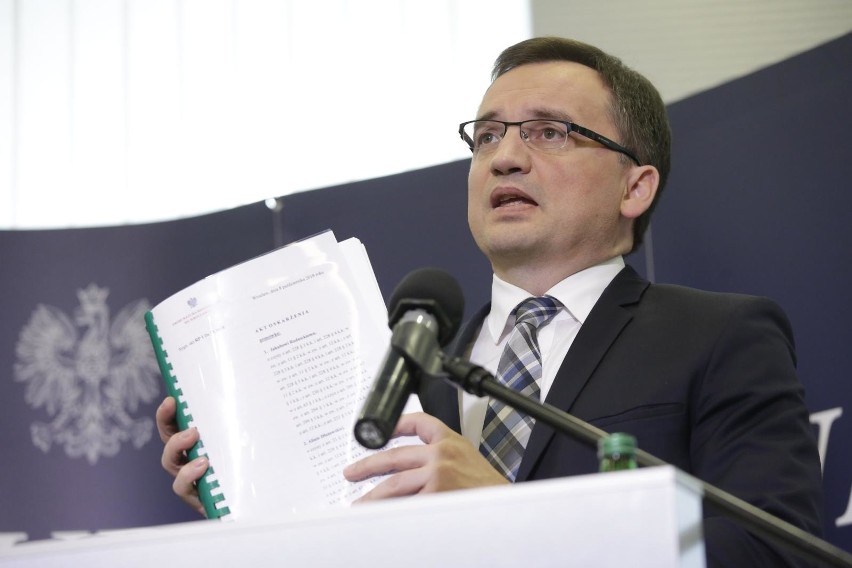 Zawał Temidy: polskie sądy spowolniły, rosną zaległości. Minister Ziobro zapowiada poprawę. A sędziowie twierdzą, że to on jest winny