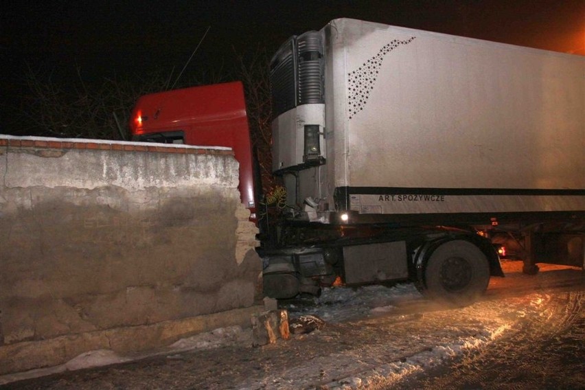 Kierowca tira wjechał w ogrodzenie, wycofal i uciekł