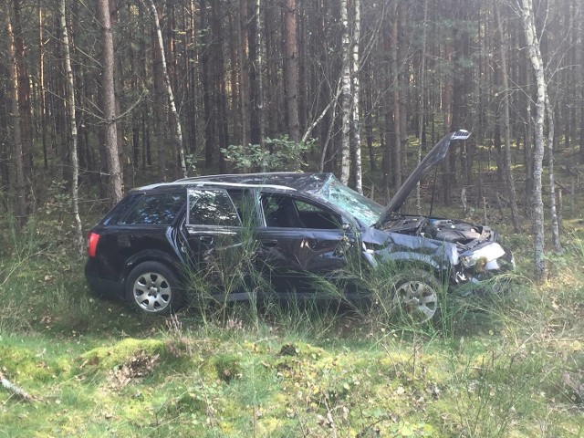 Do wypadku doszło na drodze pomiędzy miejscowościami Buczek - Zaspy Małe. Audi A4 na łuku wypadło z drogi i dachowało. W środku jechały trzy osoby, które zostały lekko ranne. Na miejscu była policja oraz pogotowie. 