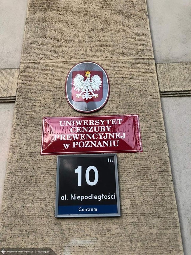 Młodzież Wszechpolska przyczepiła tabliczkę ze zmienioną nazwą na budynek Uniwersytetu Ekonomicznego. Członkowie MW zakleili także usta pomnikom profesorów Edwarda Taylora i Zbigniewa Zakrzewskiego. Kolejne zdjęcie --->