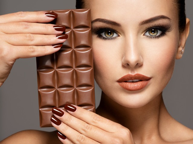 Paznokcie w kolorze mlecznej czekolady to hit jesieni.