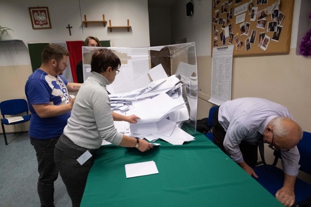 Na oficjalne wyniki trzeba będzie jednak poczekać nieco dłużej. Oficjalne wyniki wyborów samorządowych 2018 powinny być znane ok. 2 dni po wyborach