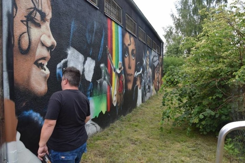 Mural przedstawiający Michaela Jacksona jest w Lęborku. Największe takie graffiti w Polsce przedstawia historię kariery króla popu [zdjęcia]