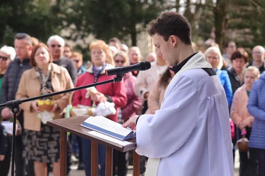 Święcenie pokarmów w parafii pw. św. Wojciecha w Koszalinie.