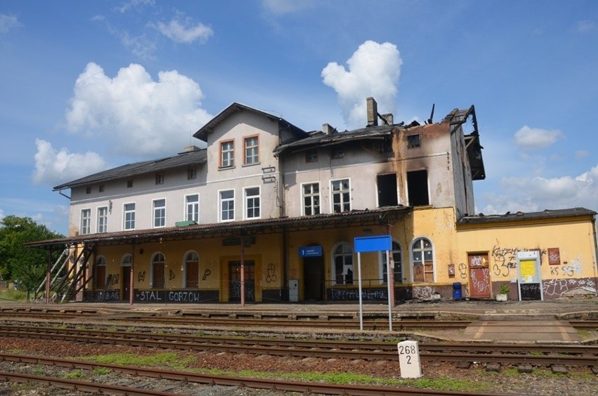 W nocy płonął zabytkowy dworzec PKP w Zwierzynie, gdzie trzy lata temu doszło do katastrofy kolejowej