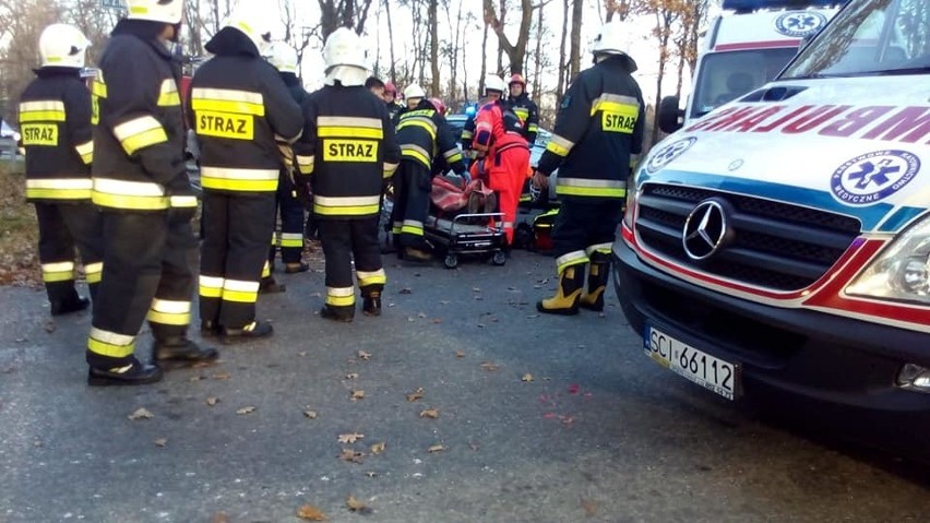 Wypadek w Jarząbkowicach. Zderzyły się dwa samochody. Dwie osoby ranne ZDJĘCIA