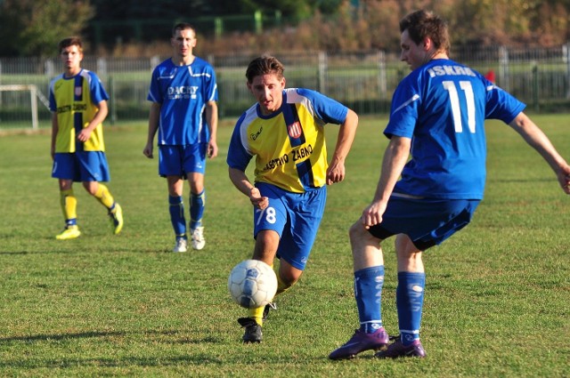 Piłkarze Termopolu Żabno (w niebieskich koszulkach) wywalczyli na tarnobrzeskim Zwierzyńcu pierwszy punkt w tym sezonie. 