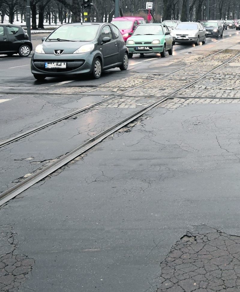 Dziurawe torowisko na skrzyżowaniu ul. Północnej i ul....