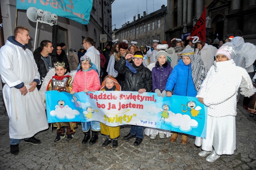 Ulicami Przemyśla przeszedł Korowód Wszystkich Świętych, a...