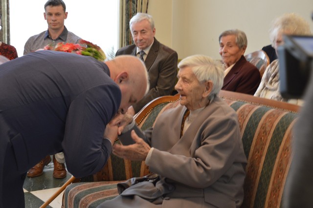 Wicewojewoda Robert Paluch odczytał pani Wandzie list od premier Beaty Szydło i ucałował dłoń