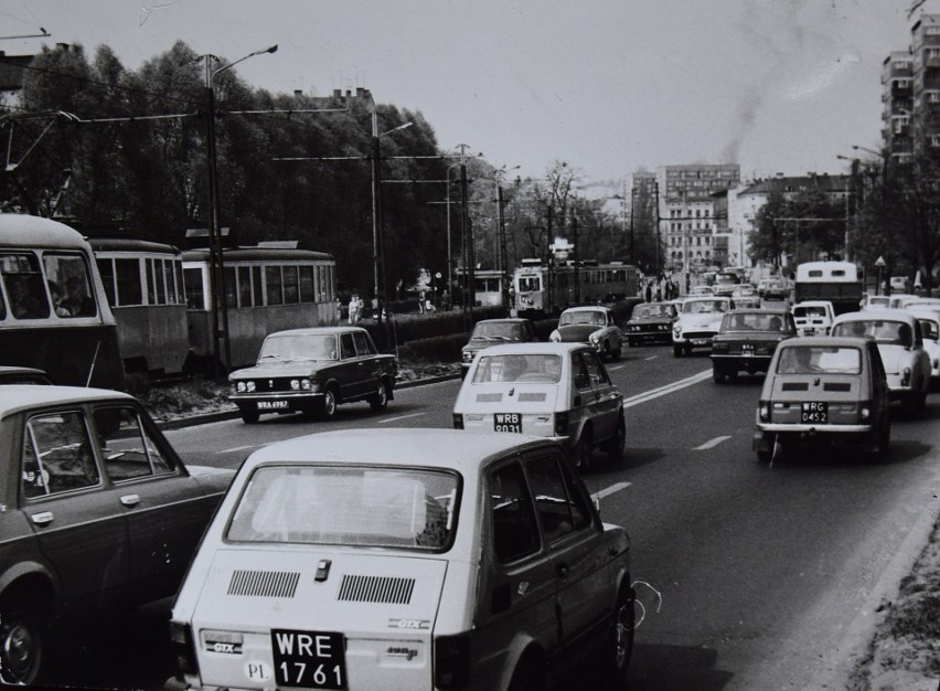 Wrocławska komunikacja sprzed lat. Korki i tłumy (ZDJĘCIA)