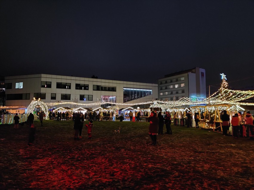 Gdynia zanurzyła się w świątecznym klimacie. Bożonarodzeniowe iluminacje wyglądają przepięknie! Zobacz, co można kupić w Gdyni na jarmarku