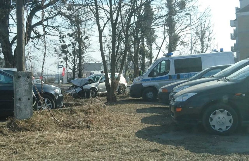 Wypadek na Klimasa. Ukrainiec wjechał w drzewo