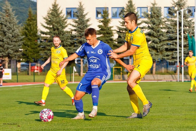 Stal II Mielec (na niebiesko) wygrała w Sanoku 2:0