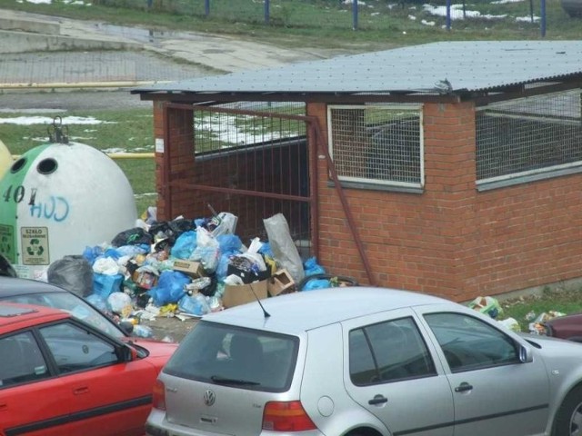Od soboty do poniedziałku przed altaną śmietnikową, przy bloku numer 51 na osiedlu Na Stoku zalegało mnóstwo śmieci.