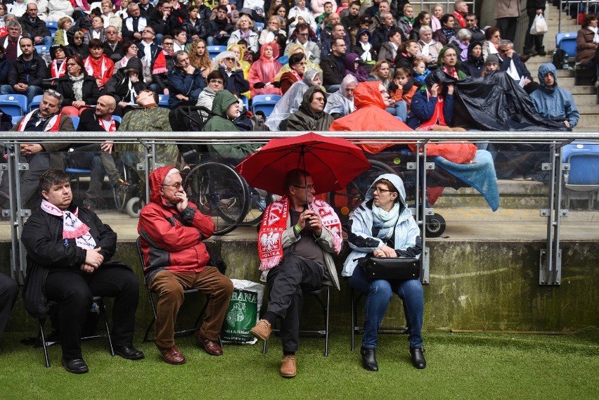 Rocznica chrztu: Tysiące wiernych na mszy na stadionie