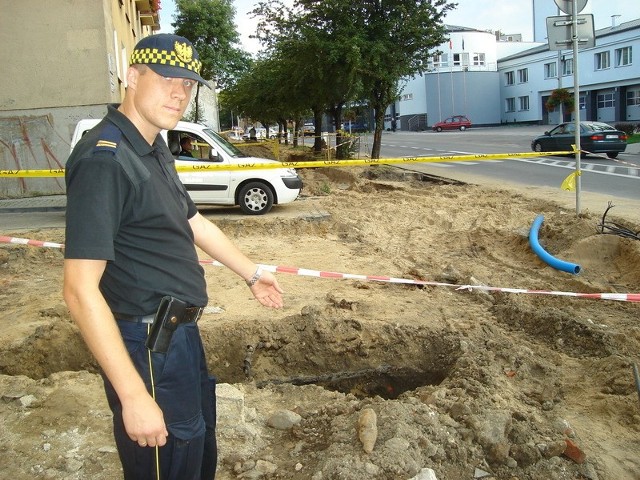 Niebezpiecznego znaleziska pilnował między innymi strażnik Arkadiusz Miecznikowski.