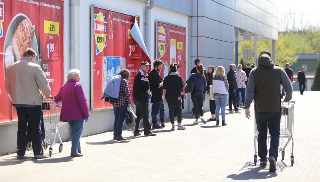 Wielka Sobota w marketach. Dzisiaj ostatni dzień przed Wielkanocą, aby zrobić zakupy.Zobacz kolejne zdjęcia. Przesuwaj zdjęcia w prawo - naciśnij strzałkę lub przycisk NASTĘPNE 