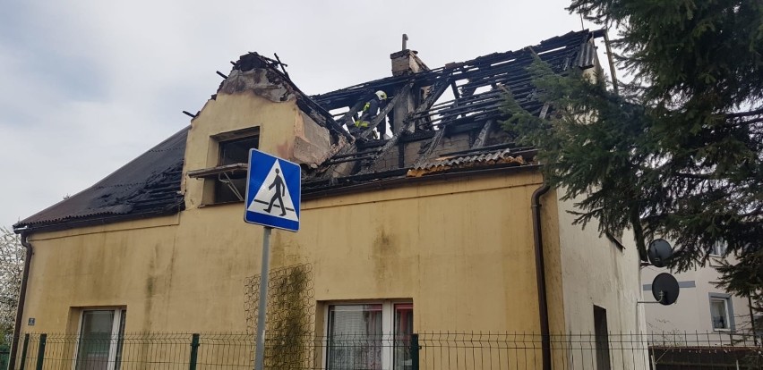 Pożar w Pruszczu Gdańskim [18.04.2020]. Płonął dach domu przy ul. Kopernika [ZDJĘCIA]