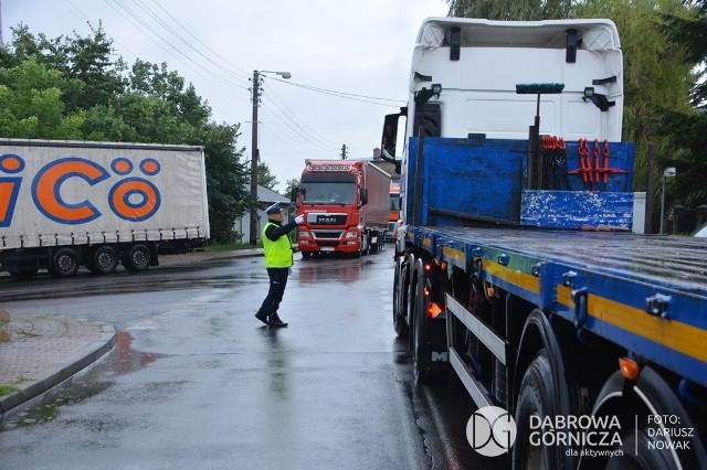 Tiry znów nie powinny jechać przez dąbrowską dzielnicę Strzemieszyce. Mieszkańcy regularnie protestują tam, a także w sąsiednim Sławkowie, przeciwko tirom, które rozjeżdżają lokalne drogi Zobacz kolejne zdjęcia/plansze. Przesuwaj zdjęcia w prawo - naciśnij strzałkę lub przycisk NASTĘPNE