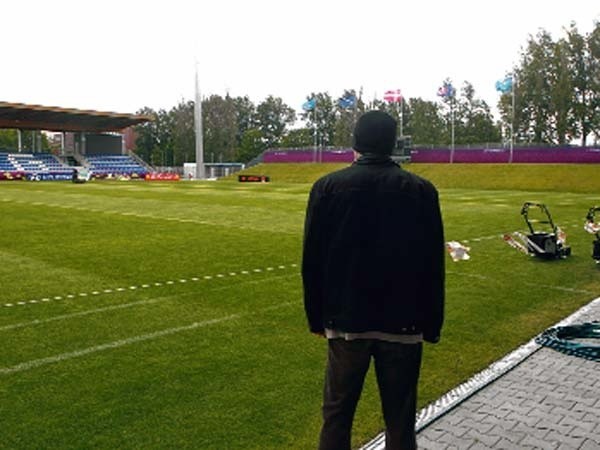 Stadion miejski, gdzie już dziś będą trenować duńscy piłkarze, w zeszłym tygodniu przyozdobiły reklamy sponsorów i flagi państwowe.