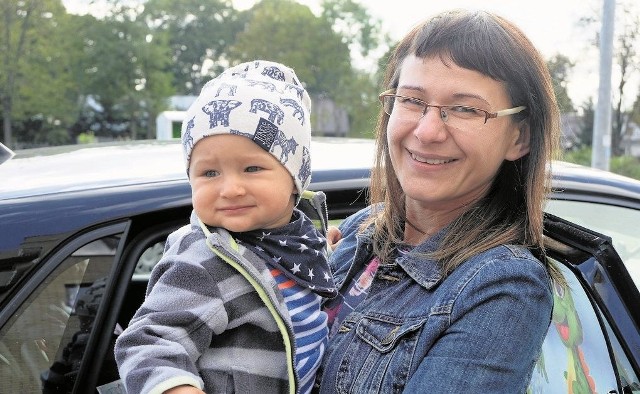 Rodziny na pewno skorzystają z ulg na przejazdy komunikacją miejską - uważa Aneta Urbanowicz, mama Błażeja. Żałuje jednak, że wsparcie przysługuje tylko rodzinom wielodzietnym.