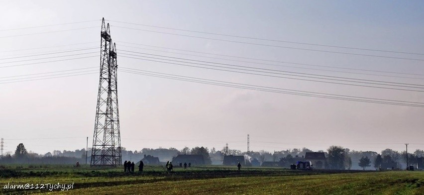 Tragedia w Chełmie Śląskim. Zwęglone zwłoki kilka godzin wisiały na słupie energetycznym. 40-latek śmiertelnie porażony prądem podczas pracy