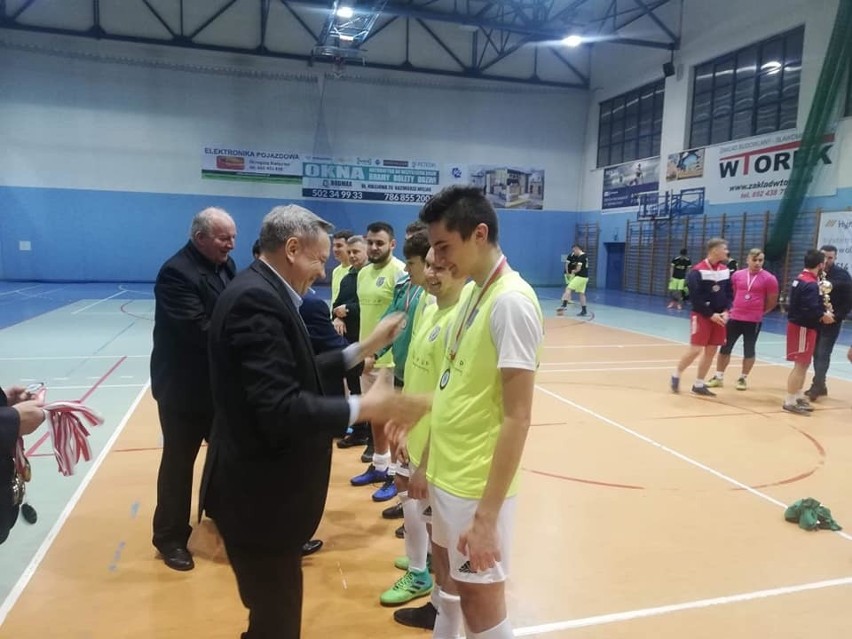 Odbył się 17 Halowy Turniej Piłki Nożnej Seniorów o Puchar Prezesa MLKS Sparta Kazimierza Wielka. Wygrał Sokół Borzęcin Górny (ZDJĘCIA)
