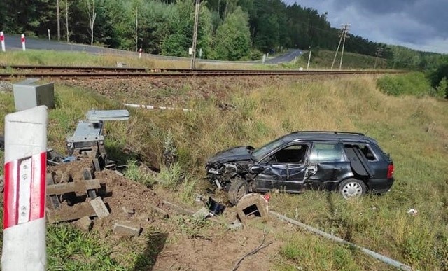 Dzisiaj (czwartek, 26.08.2021 r.) na drodze wojewódzkiej nr 206 doszło do wypadku. Niedaleko miejscowości Gatka (gmina Miastko) kierowca audi stracił panowanie nad pojazdem i uderzył w urządzenia znajdujące się na przejeździe kolejowym.