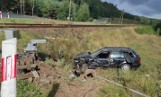 Kierowca audi uderzył w urządzenia na przejeździe kolejowym i dachował (ZDJĘCIA)