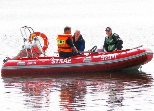 W ubiegłym tygodniu na Jeziorze Więcborskim doszło do tragedii. Strażacy wydobywali ciało 32-letniego mężczyzny. Zaczyna się sezon. Uważajmy nad wodą.