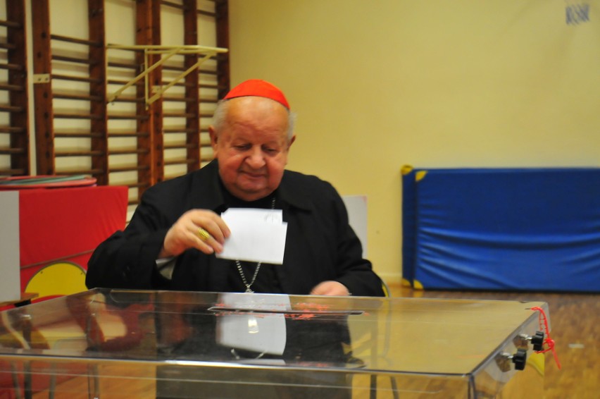 Wybory samorządowe 2018. Kardynał Stanisław Dziwisz zagłosował