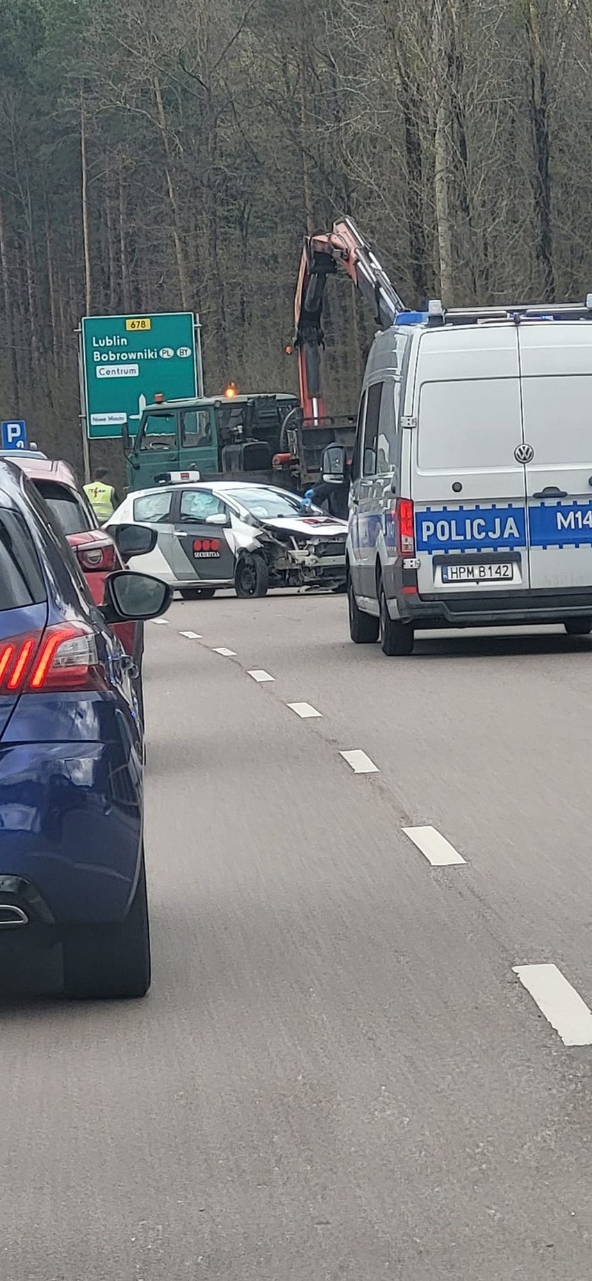 Wypadek firmy ochroniarskiej. Samochód uderzył w latarnię....