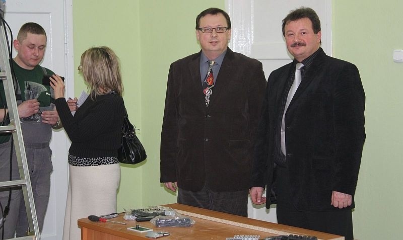 Radosław Moskal (z lewej) i dyrektor Czesław Golis osobiście...