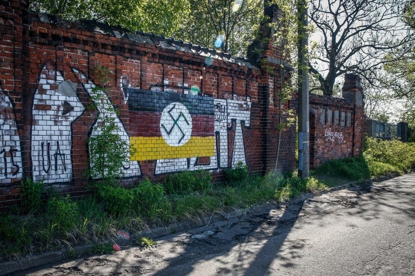 Swastyka i napis na Polskim Haku. Zniknęły zamalowane przez robotników z prywatnej firmy modernizującej nabrzeża