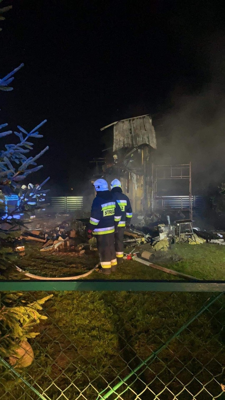 Pożar domku letniskowego w Zbychowie! 10.10.2021 r. Jedna ofiara śmiertelna, sąsiedzi pomogli uratować kobietę