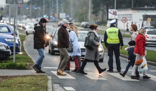 W weekend 31 października i 1 listopada zmieni się organizacja ruchu w okolicy 11 łódzkich cmentarzy. W większości zmiany są podobne do tych ubiegłorocznych. ZOBACZ MAPY - KLIKNIJ DALEJ