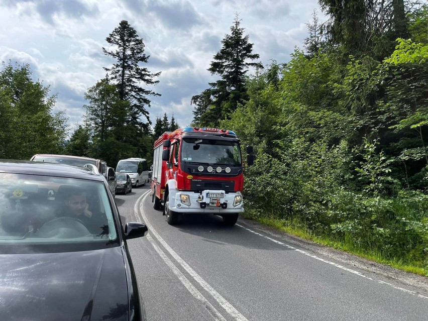 Podhale. Wypadek na drodze do Morskiego Oka. Bus zderzył się z osobówką. Droga jest już przejezdna