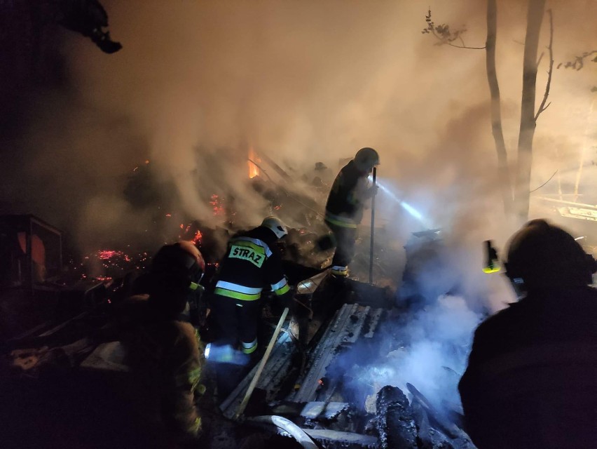 Nocny pożar budynku gospodarczego w Błażowej. Jedna osoba trafiła do szpitala [ZDJĘCIA]